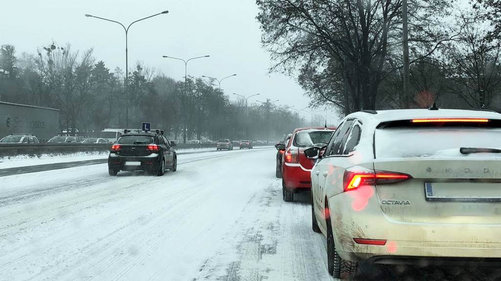 Opady sniegu i nieodsniezone drogi takie warunki na drogach