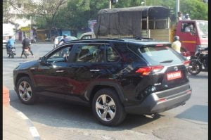 Testowy model Toyoty RAV4 szpiegowano podczas testu drogowego w Indiach.