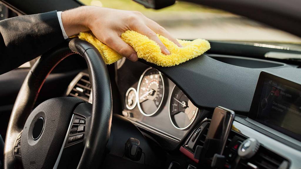 czyszczenie kokpitu samochodu
