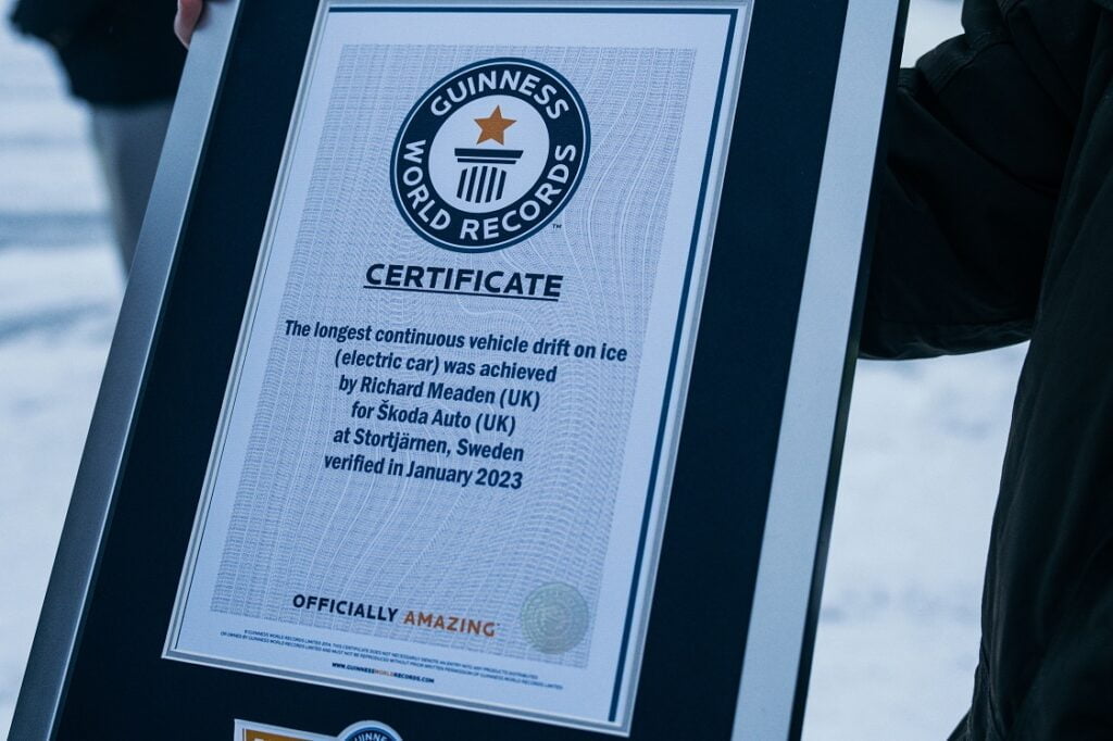 SKODA ENYAQ RS iV ustanawia dwa rekordy GUINNESS WORLD RECORDS™ w drifcie na lodzie
