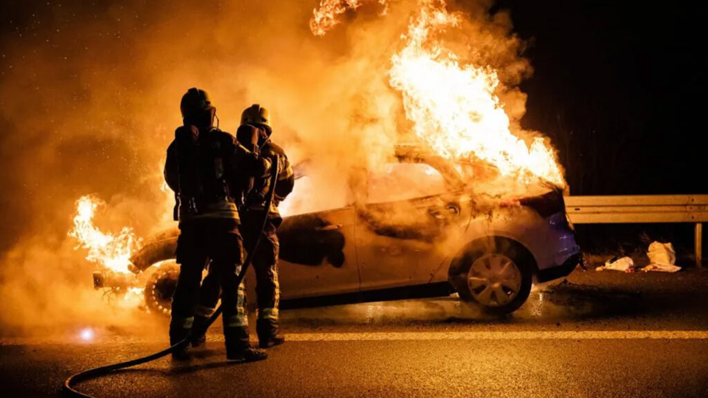 Pożar samochodu elektrycznego – przyczyny i instrukcje postępowania