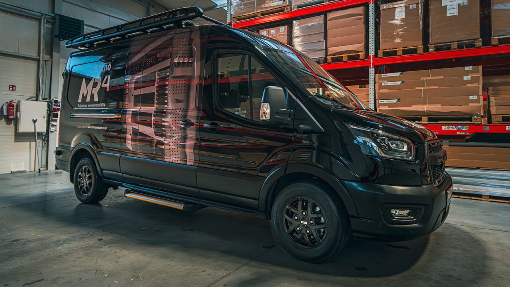 Nowa jakość pracy Ford Transit z funkcjonalną zabudową warsztatową od Rhino