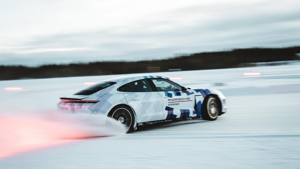 Porsche Taycan bije rekord Guinnessa 17 kilometrowy drift na lodzie bez przerwy