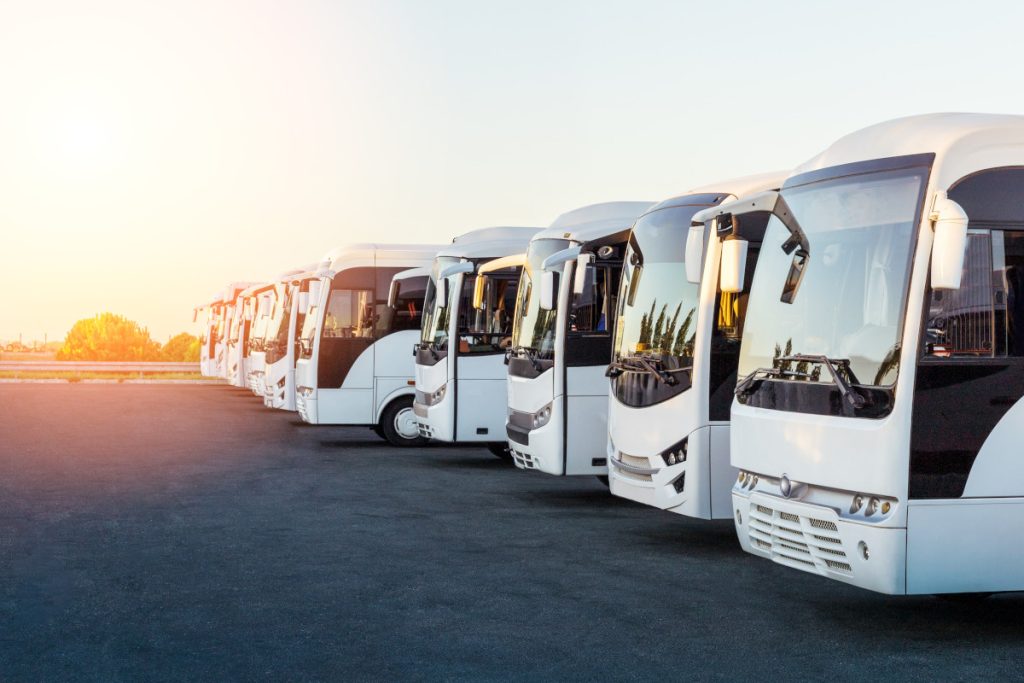 Wynajem busa lub autokaru od lokalnej firmy dlaczego warto